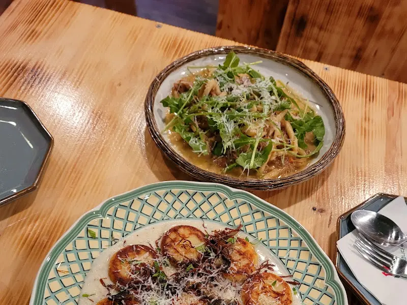 테이블 위에 놓인 뇨끼와 파스타 사진. 먹음직스러운 비주얼을 자랑한다.