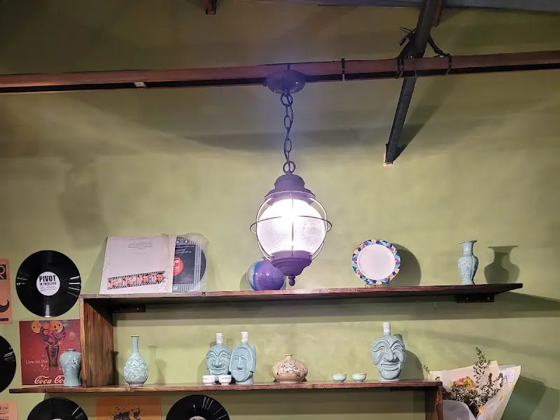 가게 내부 인테리어 사진. 아기자기한 소품들이 눈에 띈다.