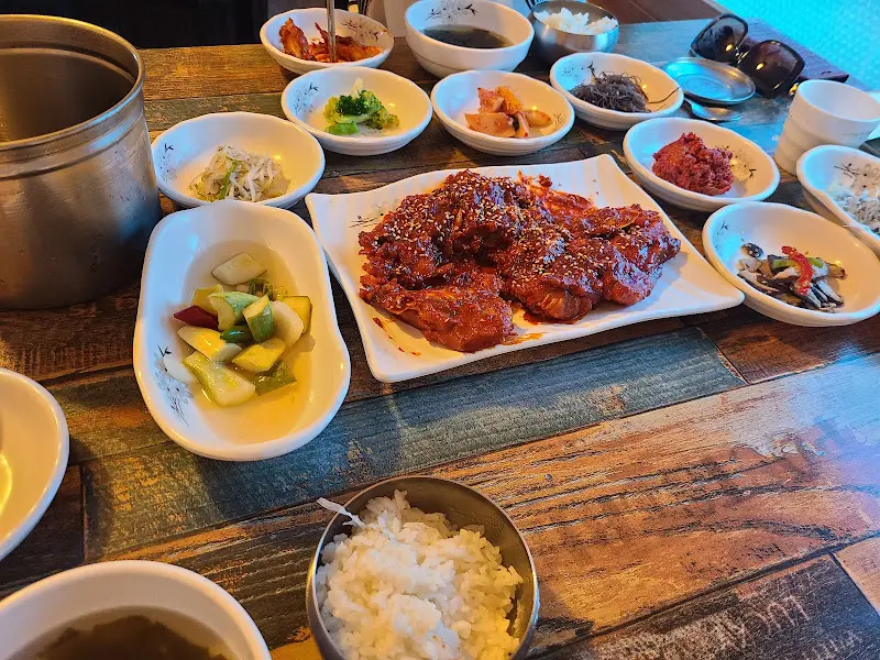 뽈구이와 다양한 밑반찬