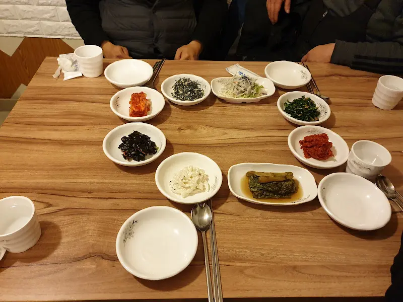 푸짐하게 차려진 뽈구이 한상
