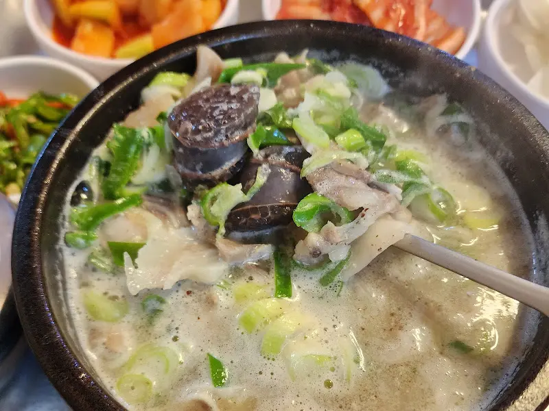 숟가락으로 순대와 고기를 함께 들어올리는 모습