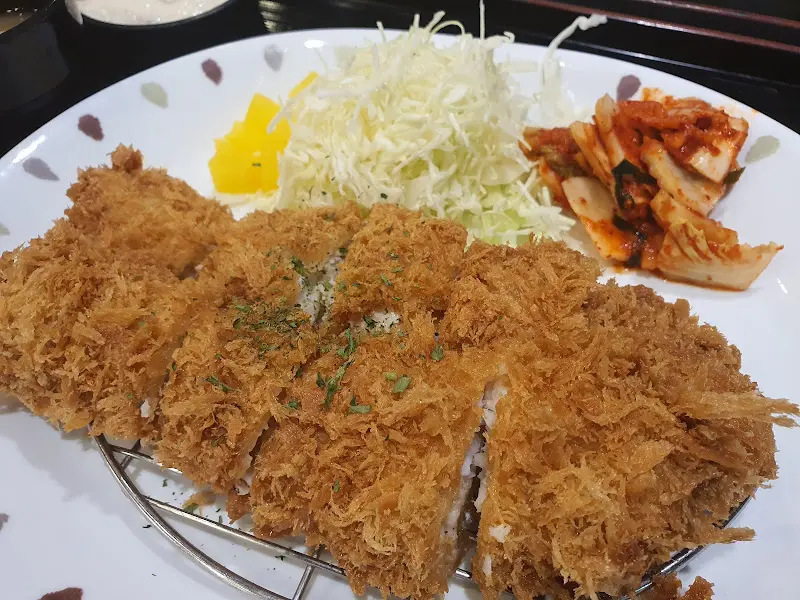 바삭한 튀김옷이 인상적인 병규돈가스