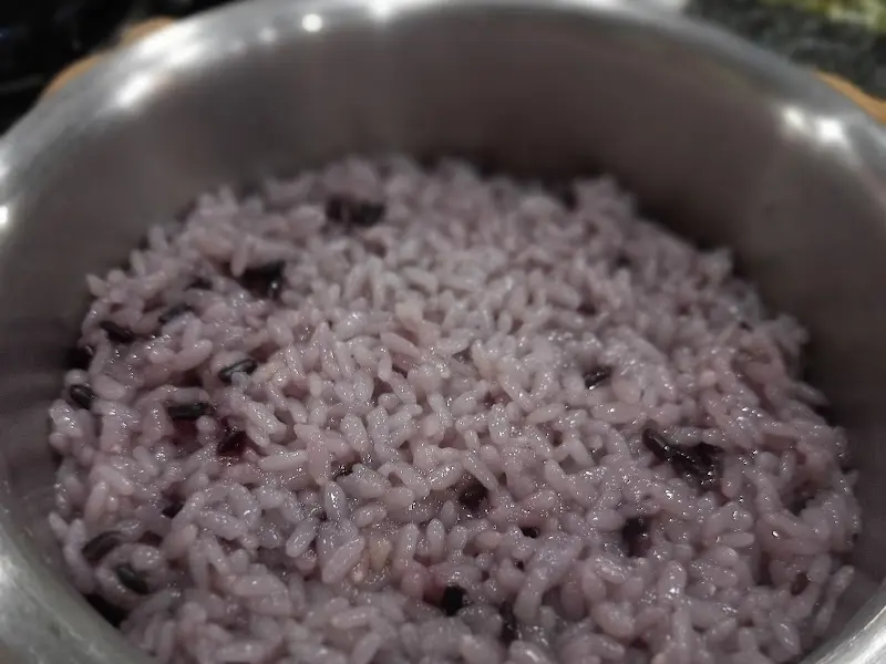 윤기가 자르르 흐르는 솥밥