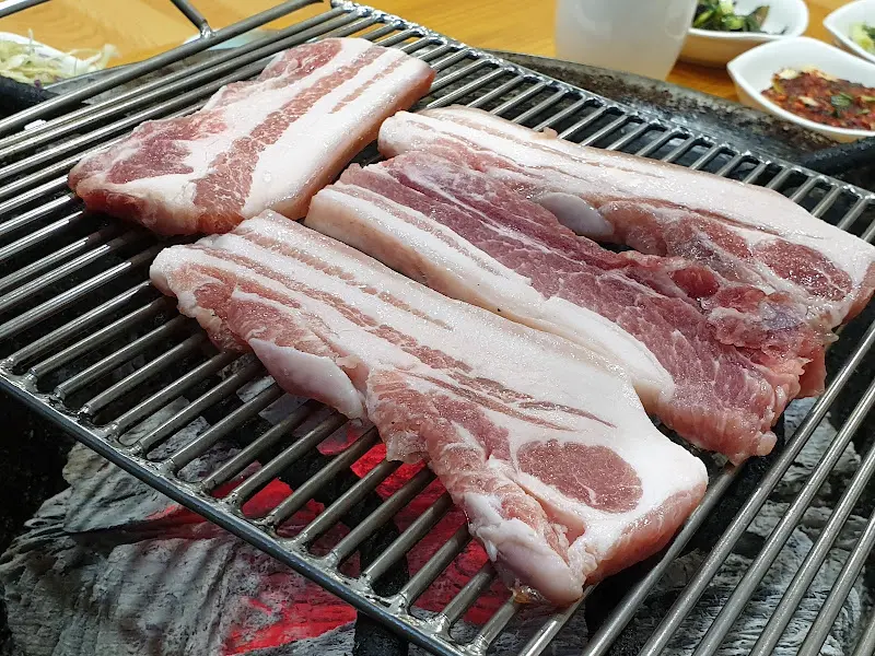 약돌 삼겹살의 아름다운 마블링