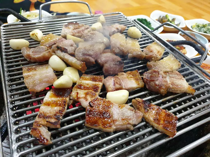 숯불 위에서 익어가는 약돌 삼겹살