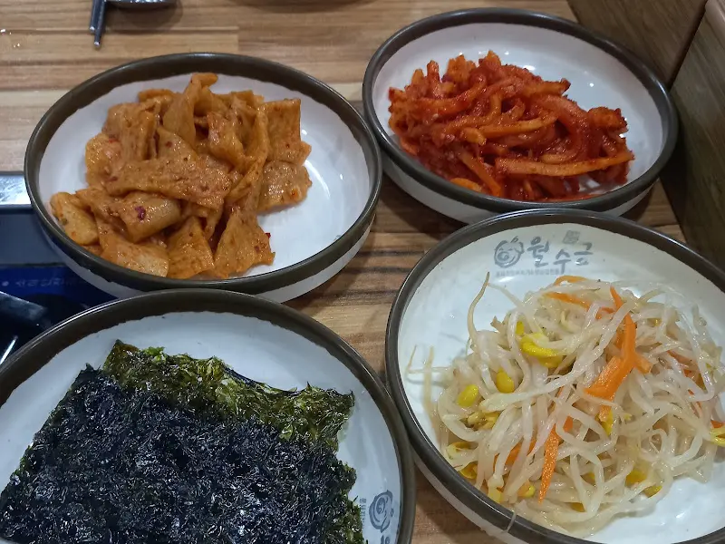 정갈하게 담긴 반찬들