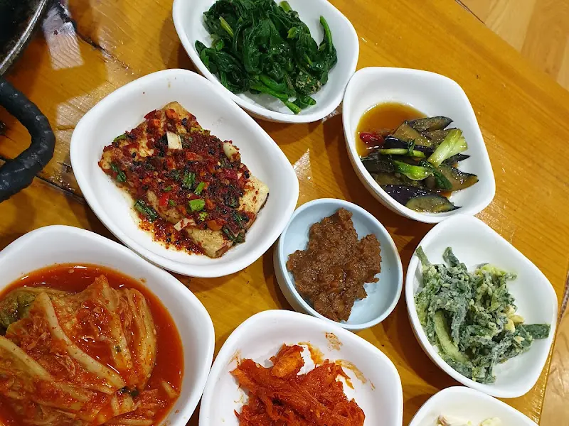 정갈하게 차려진 밑반찬