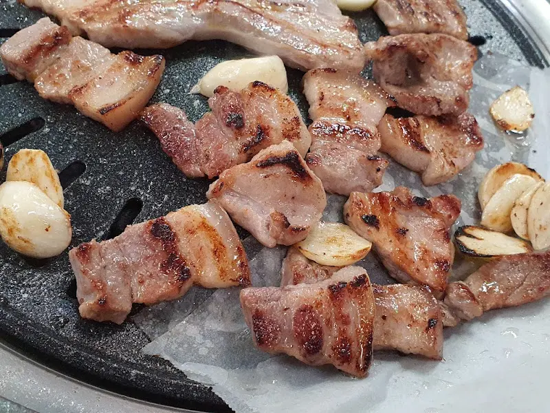 노릇하게 구워진 돼지갈비