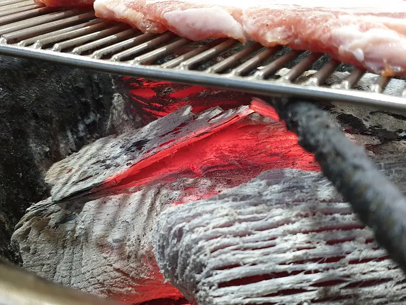 뜨겁게 타오르는 숯불