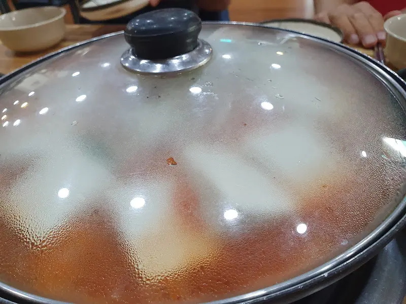 김치찌개가 담긴 냄비 뚜껑