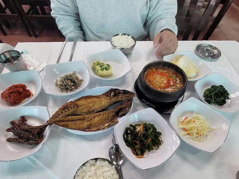 푸짐한 생선구이 백반 한 상 차림