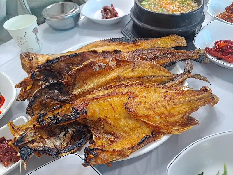 푸짐하게 구워져 나온 생선들