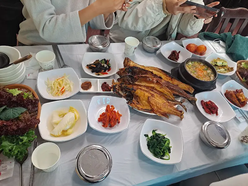 한 상 가득 차려진 생선구이 정식