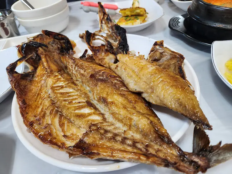 노릇하게 구워진 생선구이