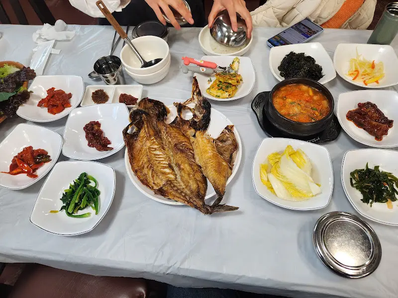 다양한 밑반찬과 생선구이 한 상 차림