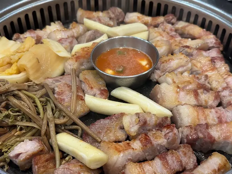 맛찬들 왕소금구이 구워진 삼겹살