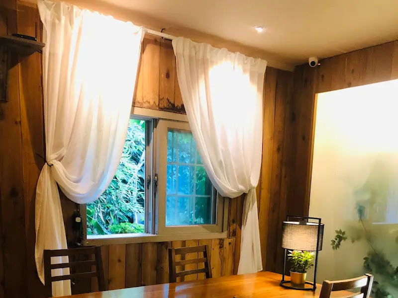 따뜻한 햇살이 들어오는 창가 좌석