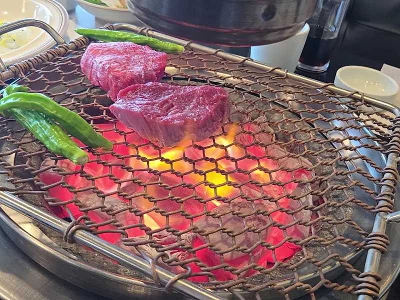 숯불 위에서 구워지는 소갈비