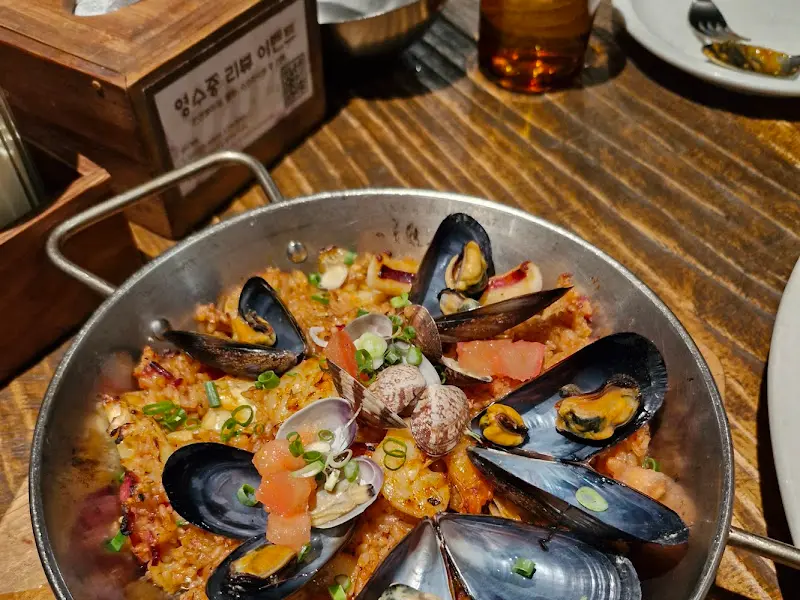 해산물이 푸짐하게 들어간 빠에야