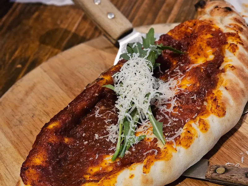 나무 도마 위에 올려진 깔조네