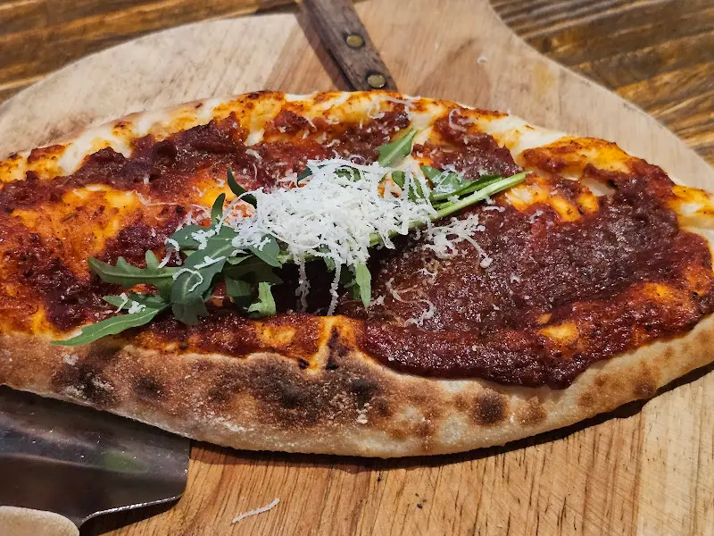 소스가 듬뿍 발린 깔조네