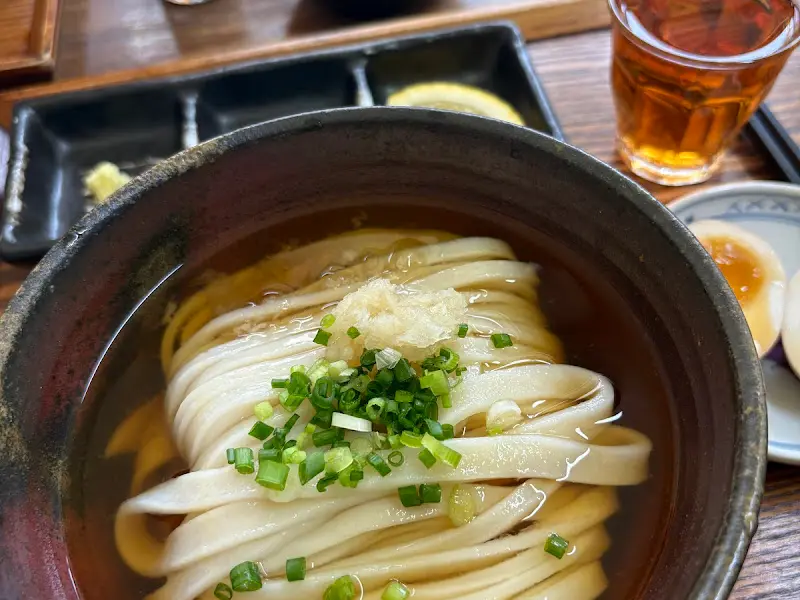 담백한 국물에 말아져 나온 가케우동
