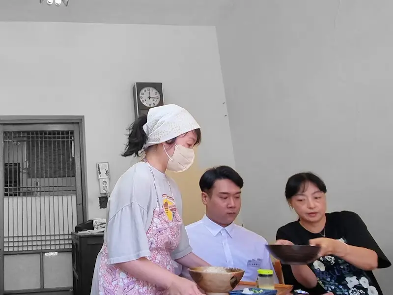 분주하게 움직이는 주방의 모습