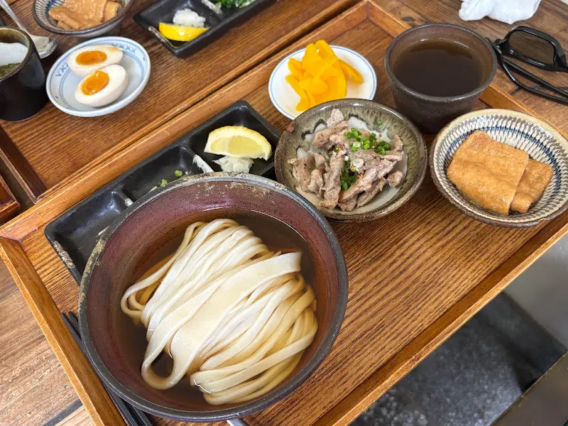 나무 쟁반 위에 정갈하게 차려진 한 상