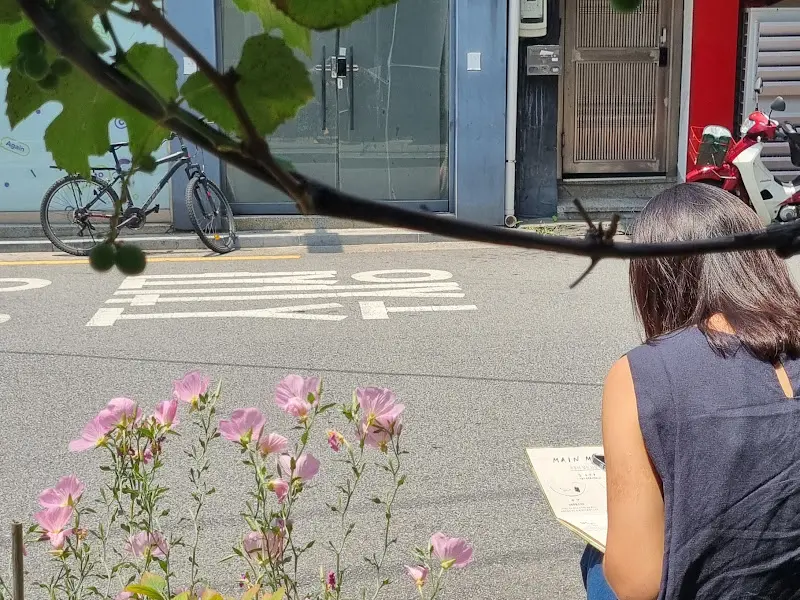 메뉴를 고르는 손님