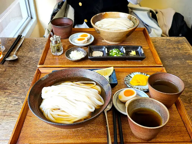 한상 가득 차려진 우동과 사이드 메뉴