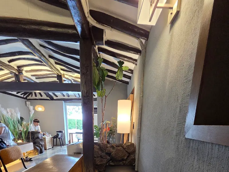 한옥의 아름다움을 살린 감나무뜰 내부