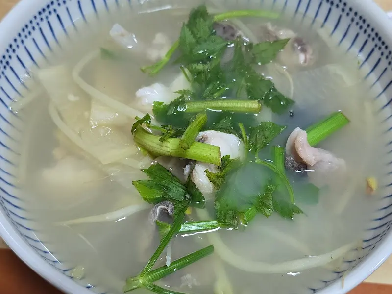 싱싱한 미나리가 듬뿍 올려진 아구탕