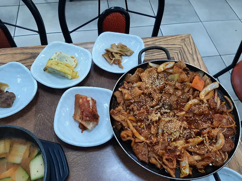 푸짐한 밑반찬과 제육볶음