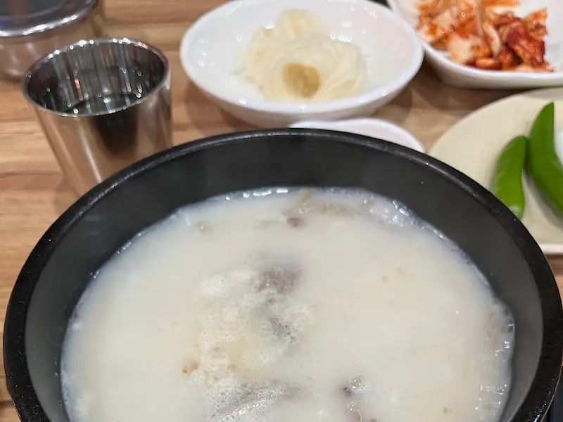 곰탕과 반찬 클로즈업