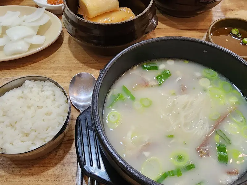 곰탕 한 상 차림