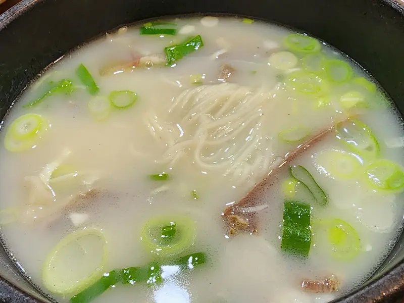 곰탕 속 소면과 고기