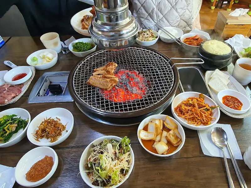 석쇠 위에서 맛있게 익어가는 삼겹살