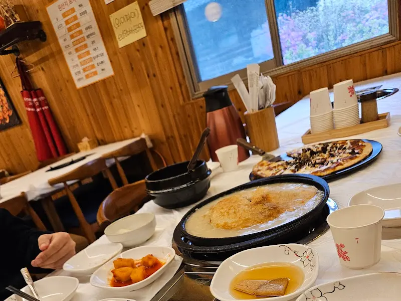 한상 가득 차려진 백숙과 쭈꾸미볶음