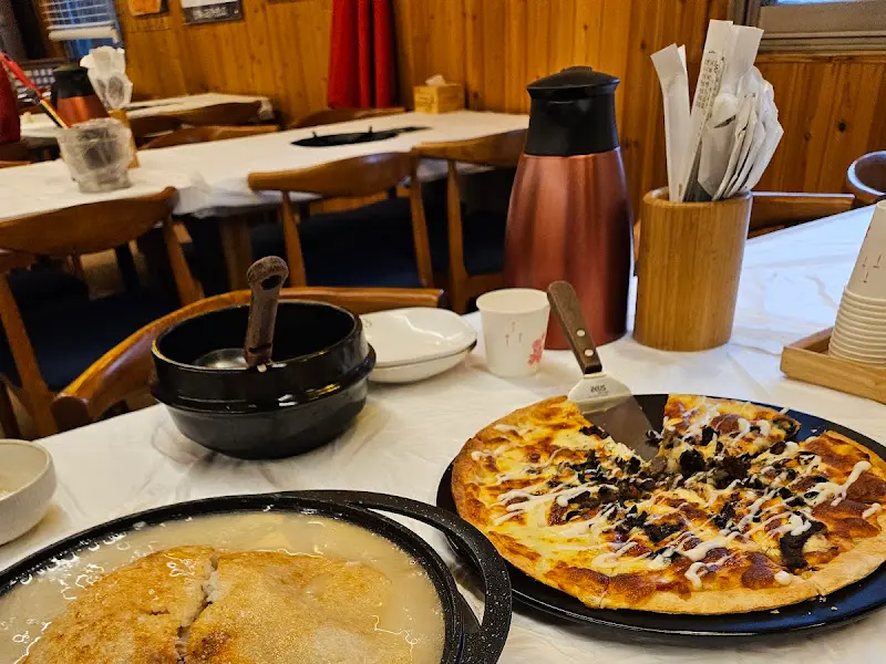 피자치즈가 듬뿍 올려진 쭈꾸미 볶음밥