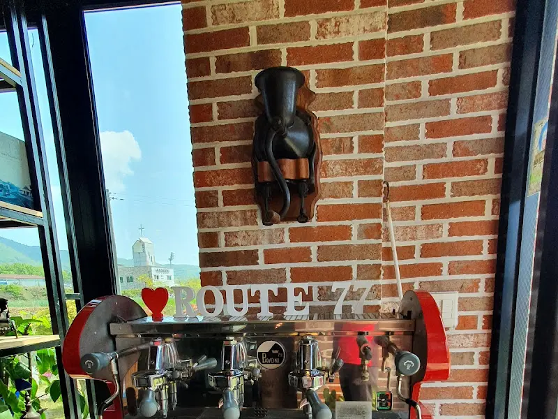 커피 머신과 벽돌 벽면이 어우러진 감각적인 인테리어