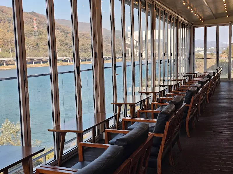 통창으로 보이는 북한강