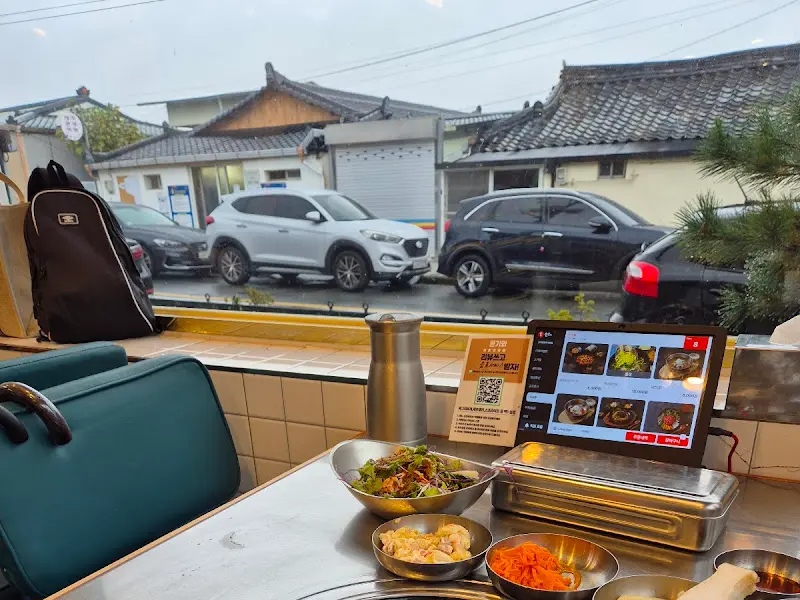 깔끔하게 차려진 밑반찬