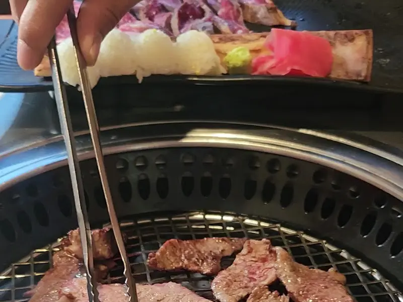 숯불 위에서 맛있게 익어가는 우대갈비