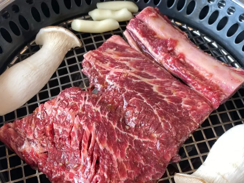 숯불에 구워먹는 우대갈비와 버섯, 떡