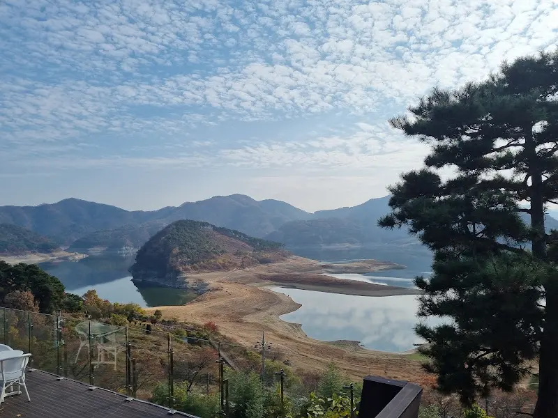 카페에서 바라본 옥정호 풍경