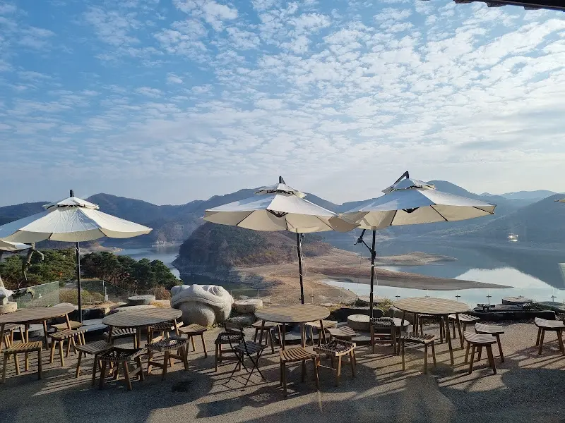 야외 테이블에서 즐기는 чаепитие