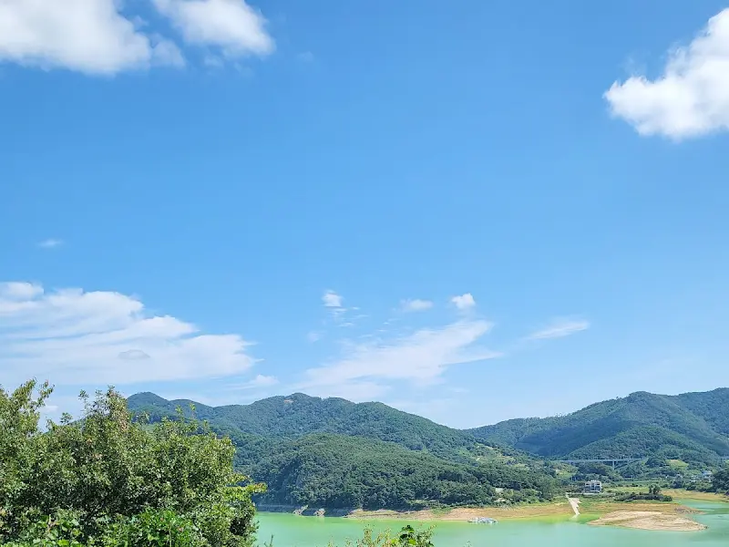 애뜨락에서 바라본 옥정호와 산