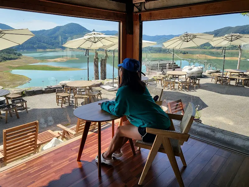 창가 좌석에서 옥정호 뷰 감상