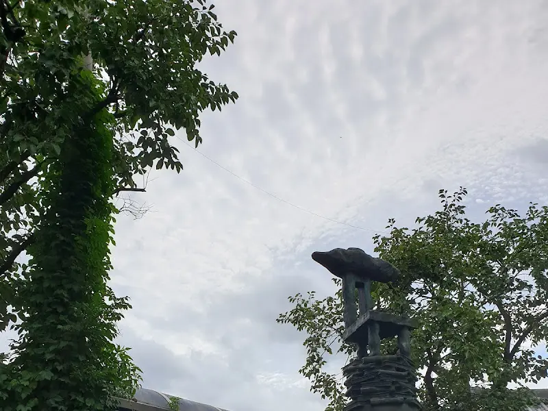 카페 정원에 있는 조각상