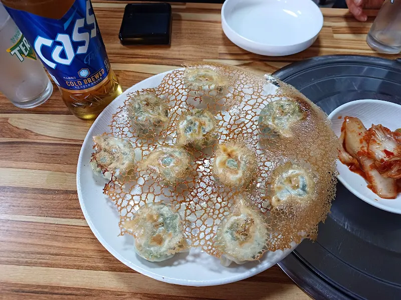 바삭한 군만두와 맥주의 환상적인 조합